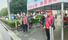 湖北鄂州市红十字志愿者参加文明交通劝导活