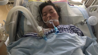 妻子生孩子后患重病进ICU重症监护室