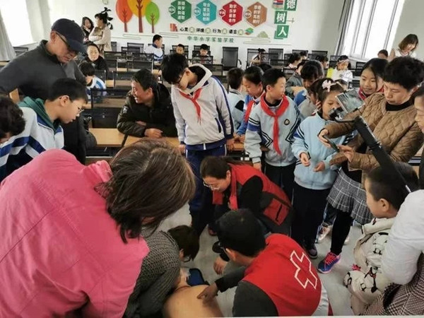 当日,记者在立山区晨光小学,北星学校,中华小学,看到红十字志愿者们在