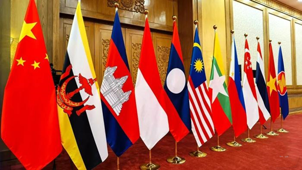 会场摆放的中国与东盟十国国旗,以及东盟盟旗(右一).